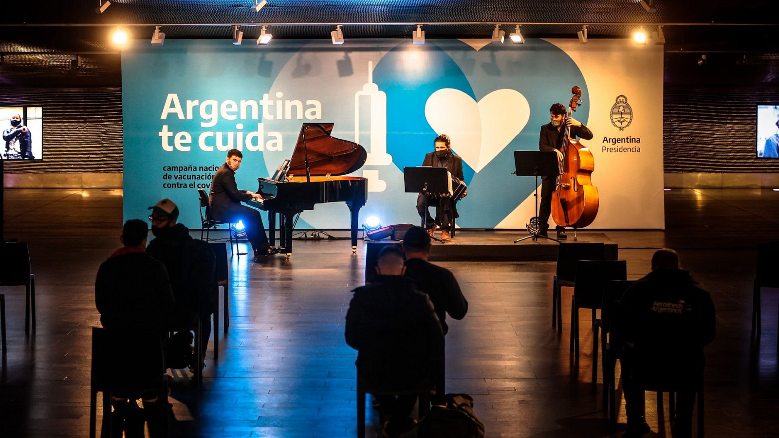 Música y vacunas en el Centro Cultural Kirchner en Buenos Aires