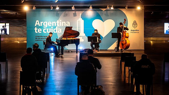 Música y vacunas en el Centro Cultural Kirchner en Buenos Aires