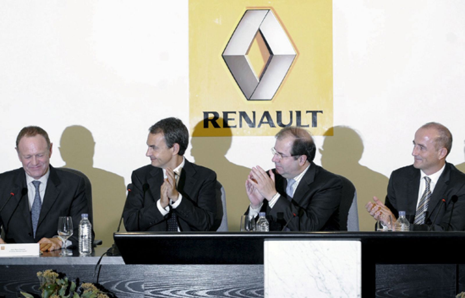 Los sindicatos están satisfechos porque el plan anunciado  garantiza el futuro de Renault | Ver
