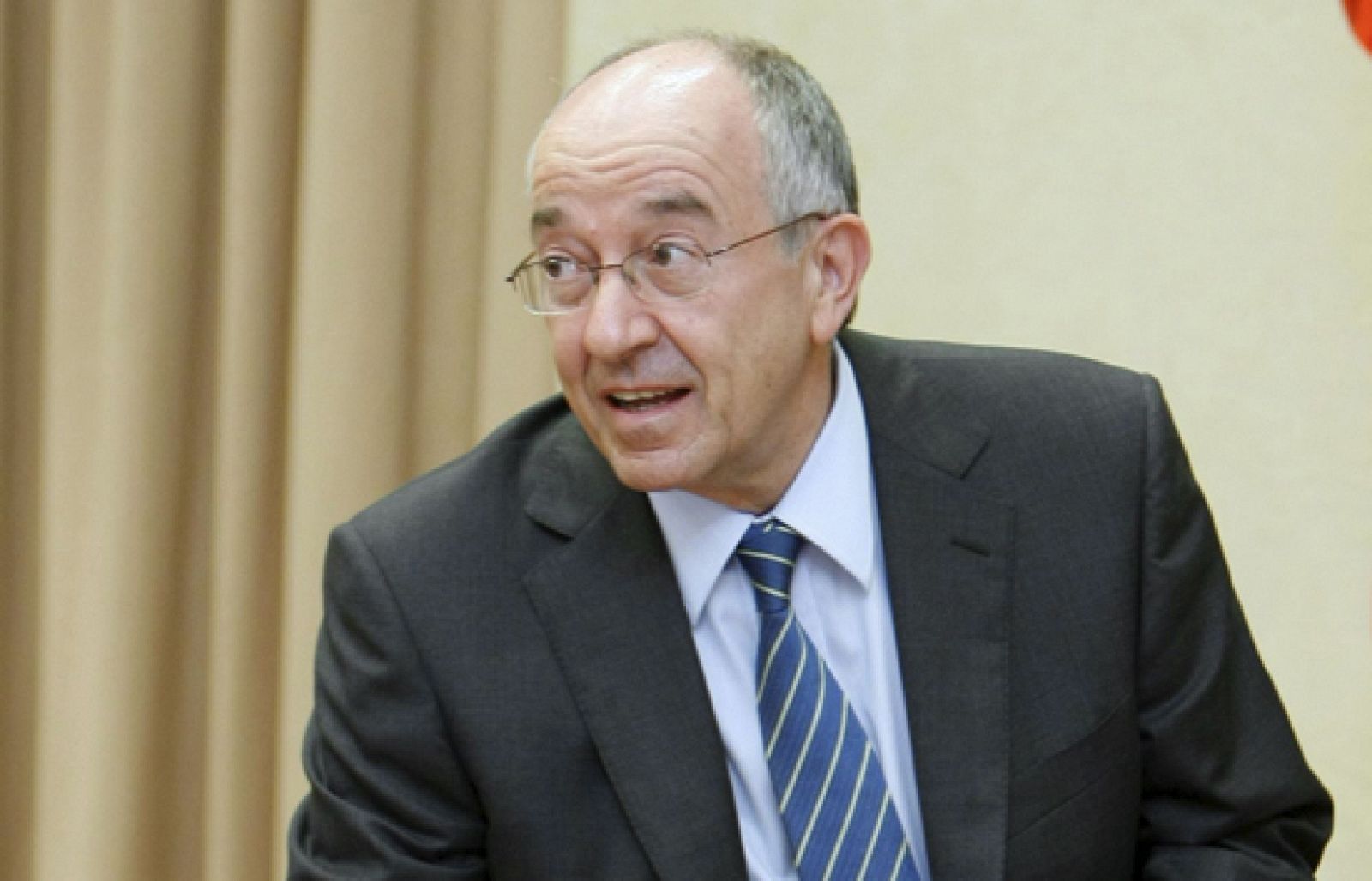 Además, Miguel Angel Fernández Ordóñez ha defendido la subida del IVA incluida en los presupuestos con el argumento de que es el mal menor.