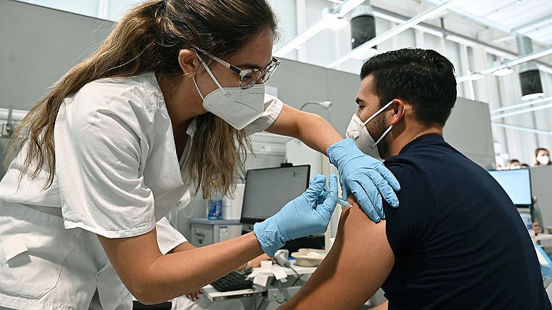 Madrid alega falta de vacunas y retrasa las segundas dosis