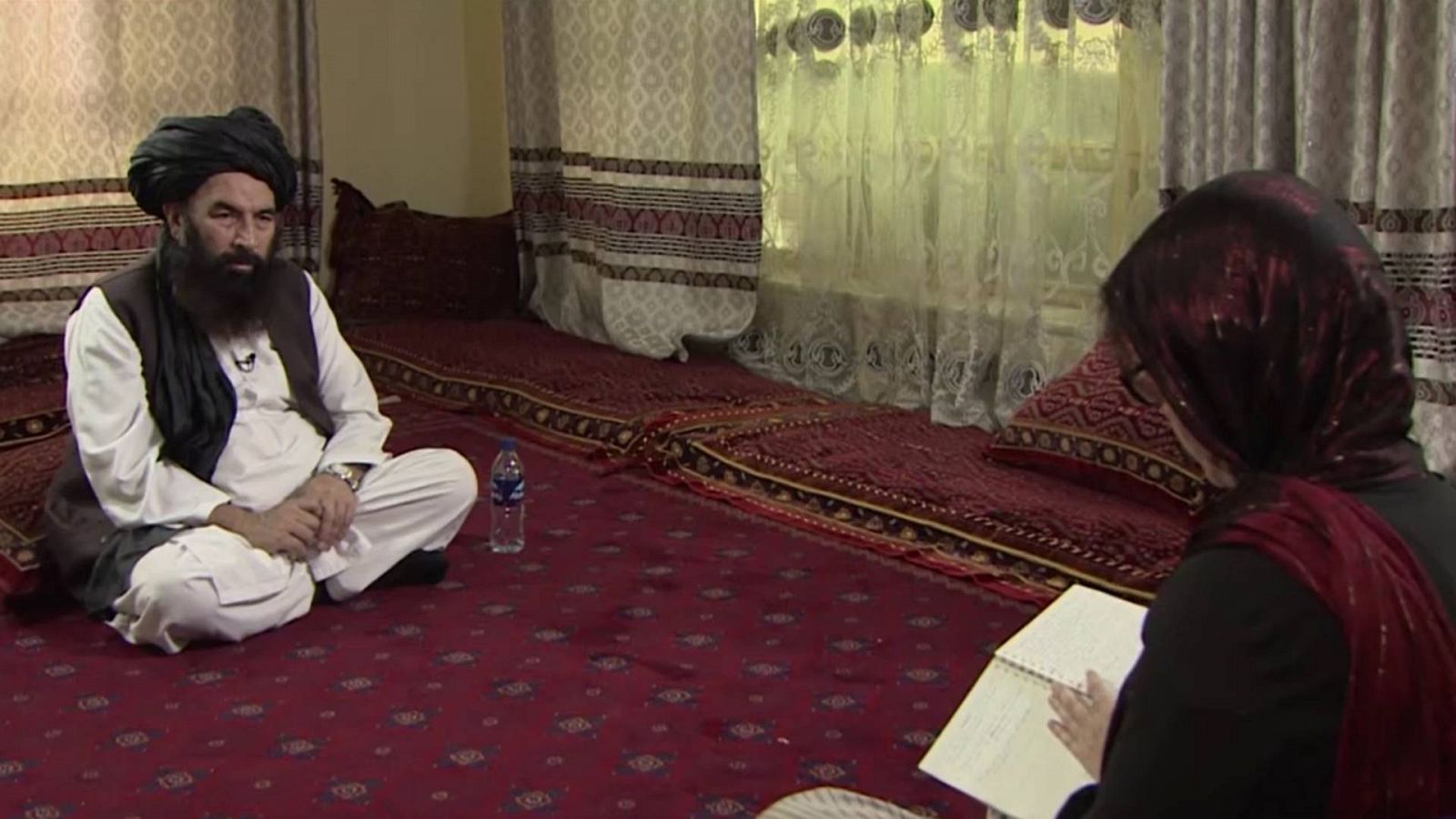 TVE habla en Afganistán con un exlíder de los talibanes y con una de las pocas mujeres que negocia con ellos