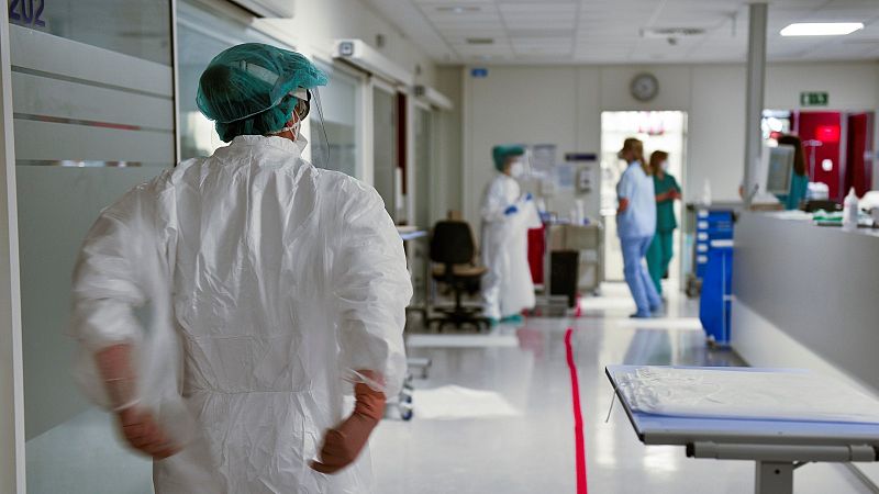Las hospitalizaciones aumentan un 65 % en una semana y la edad media en las UCI cae a 50 años