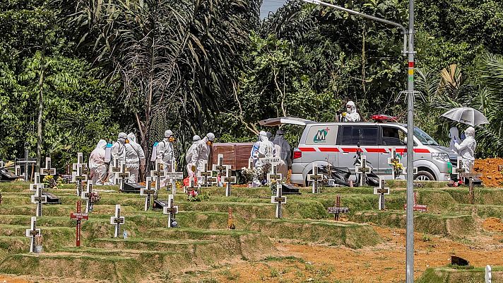 Telediario 2 - Indonesia, nuevo epicentro de la pandemia con más de 1.300 muertos en 24 horas