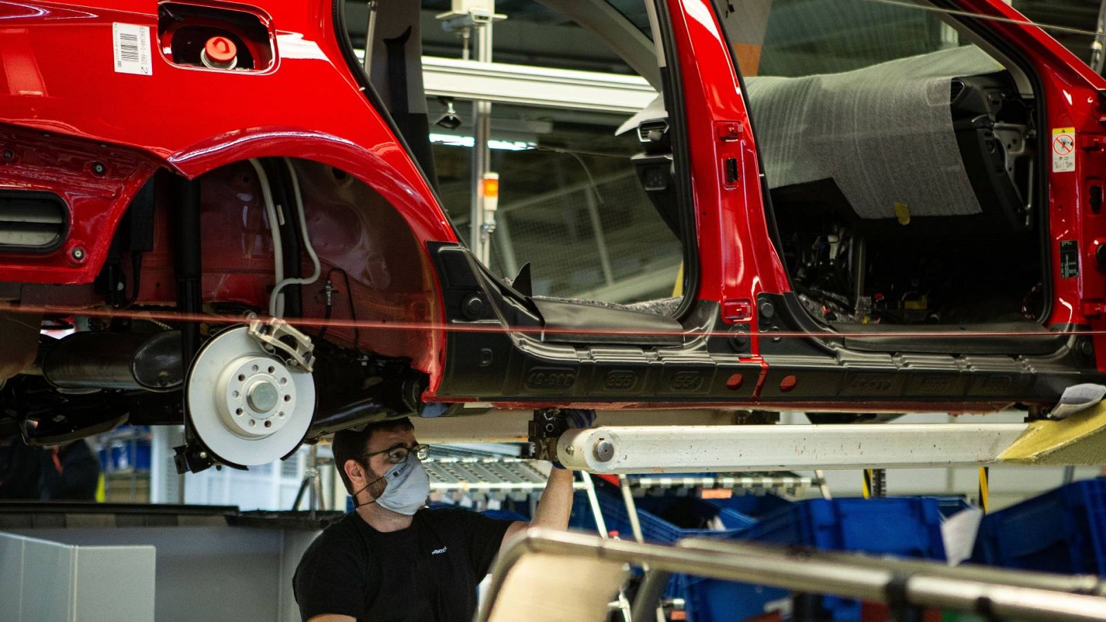 La escasez de chips obliga a parar la producción de Mercedes-Benz en Vitoria y de Seat en Martorell