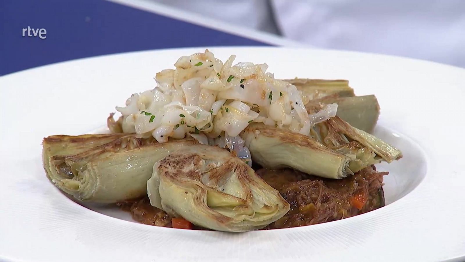 Receta de ropa vieja con alcachofas y calamar