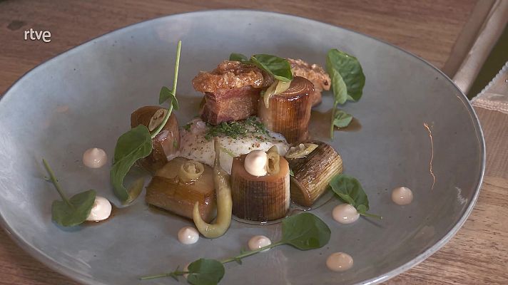 Receta de escabeche de puerros, con huevo poché y torrezno