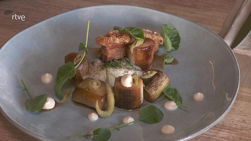 Receta de escabeche de puerros, con huevo poch y torrezno