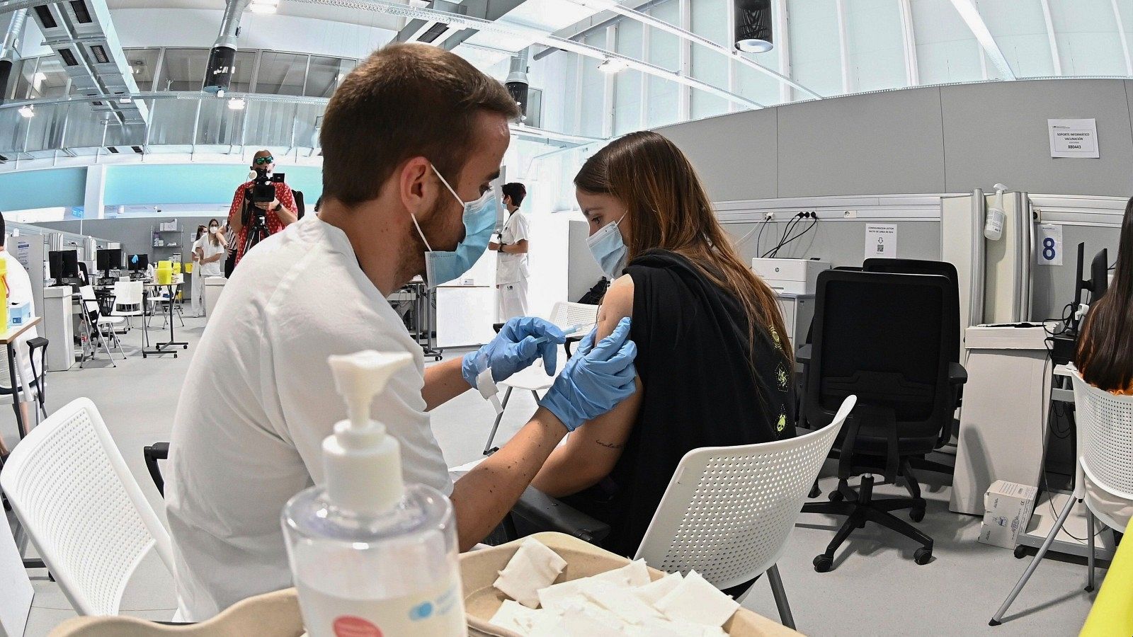 Sanidad asegura que la Comunidad de Madrid tiene vacunas para cumplir con las segundas dosis