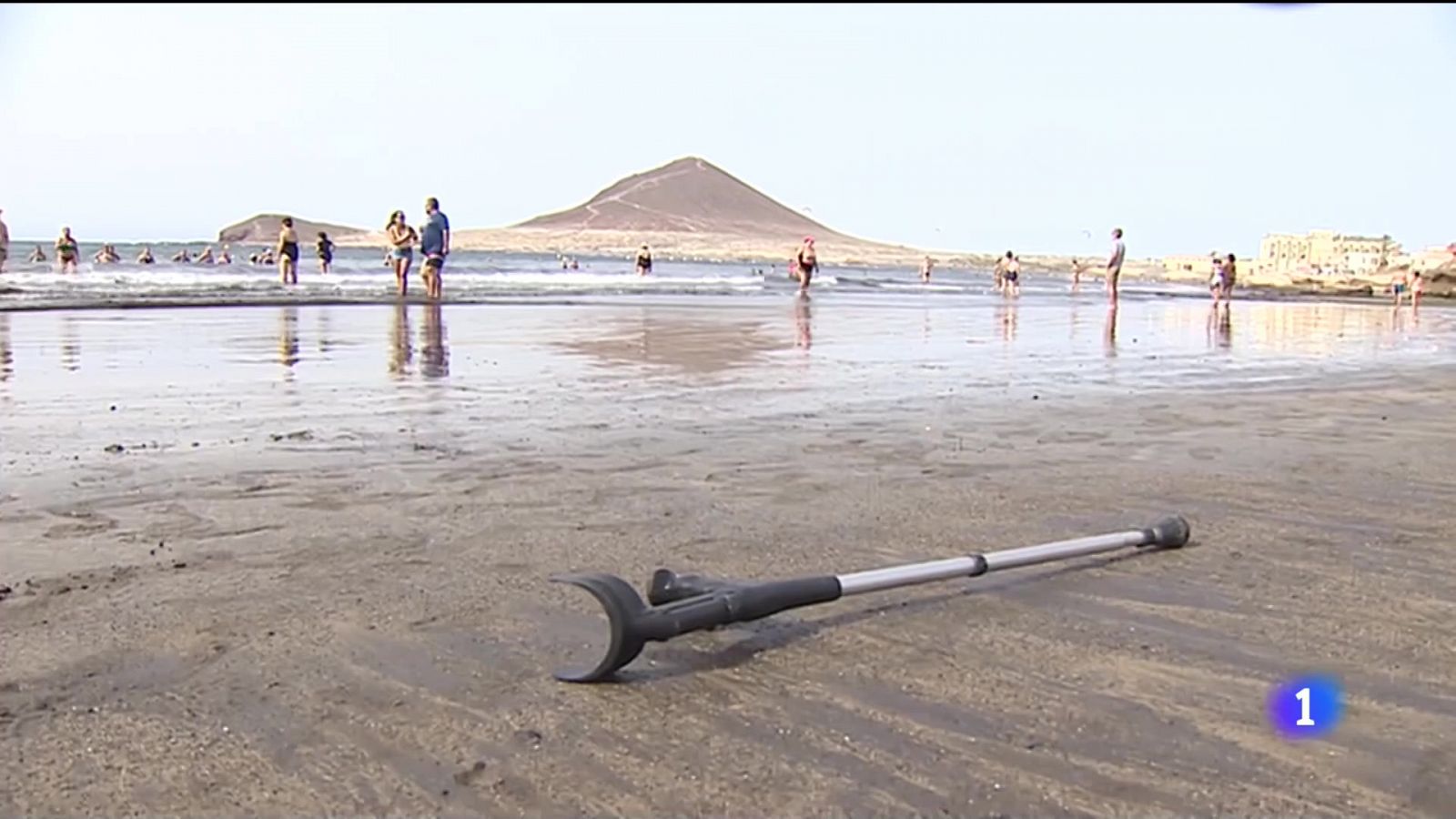 Telecanarias: En Canarias 180 mujeres hacen terapia en el mar para combatir la fibromialgia | RTVE Play