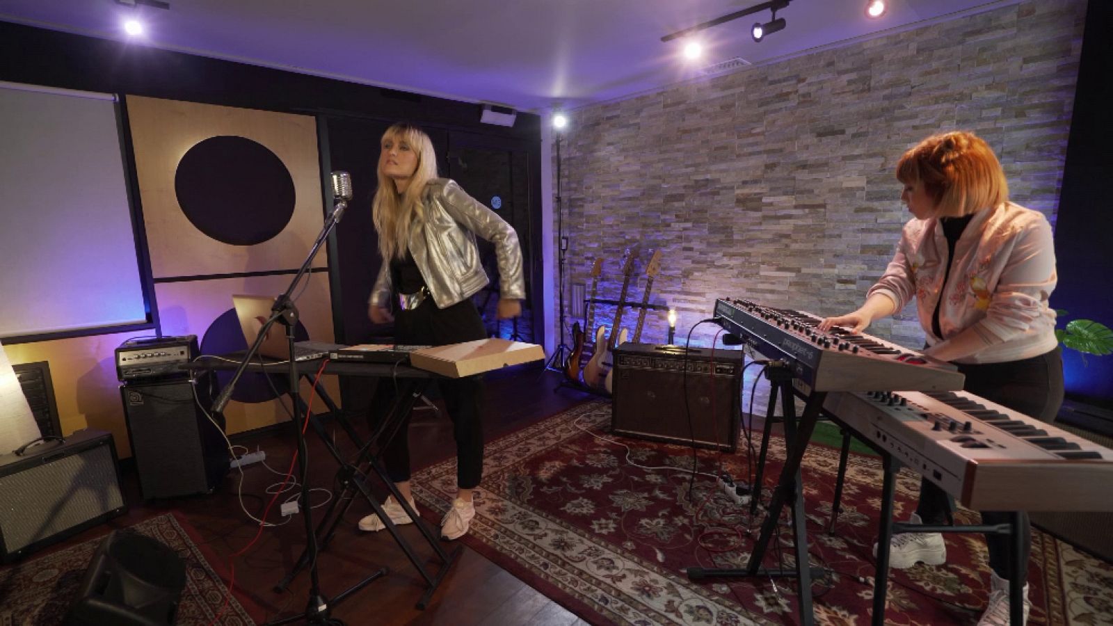 Lazos de sangre - El grupo Kuve interpreta "Se acabó"