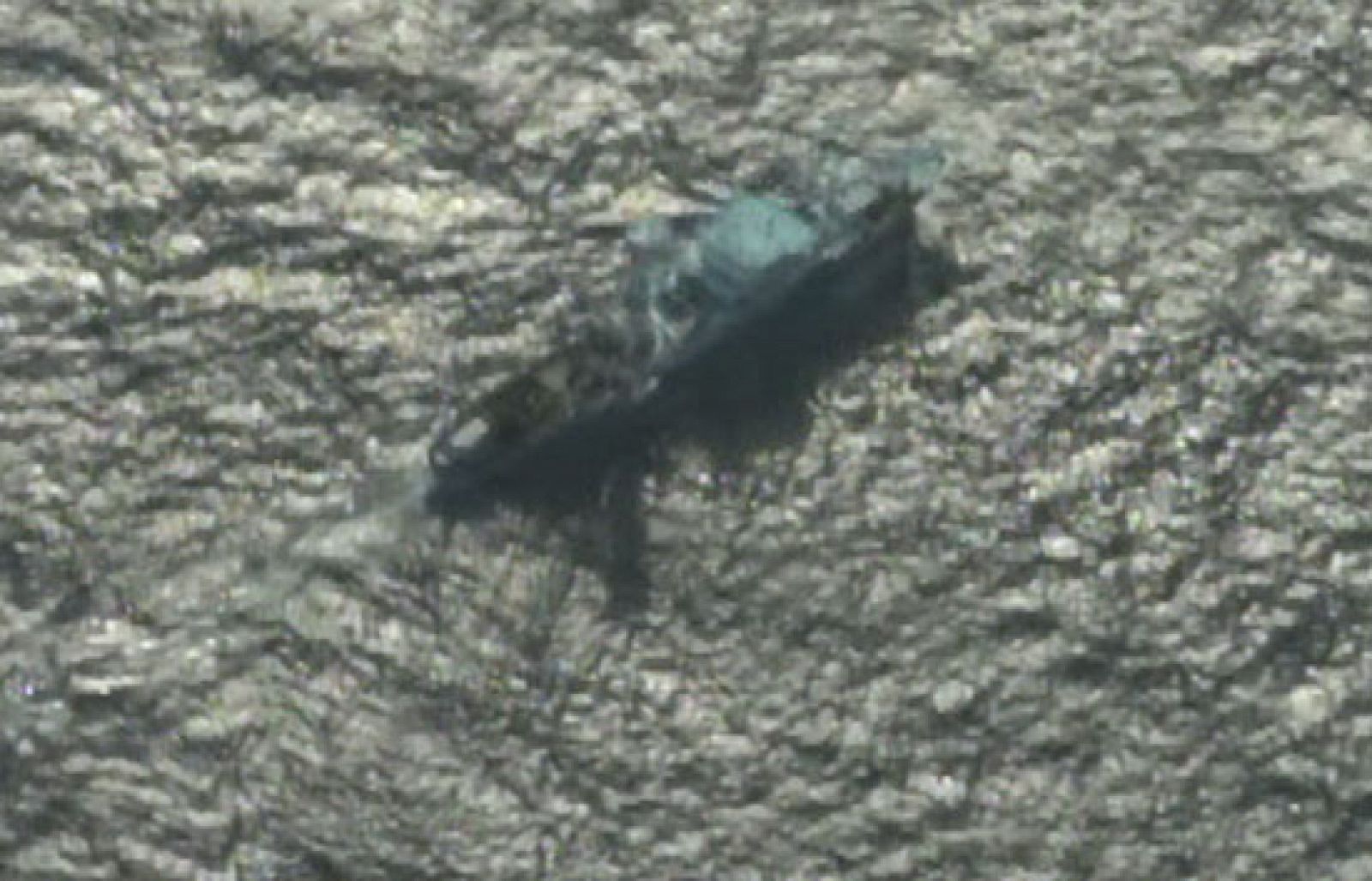 El momento en el que los piratas somalíes,ya con el control del barco, acercan el atunero a la costa. El Ministerio de Defensa ha difundido estas imágenes, tomadas desde el avión de vigilancia Orión. Hoy se cumple el sexto día de cautiverio para los 36 tripulantes del Alakrana. 