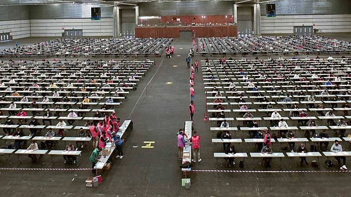 Telediario 1 - El Gobierno acepta que los interinos que lleven más de 10 años en su plaza no tengan que presentarse a la oposición