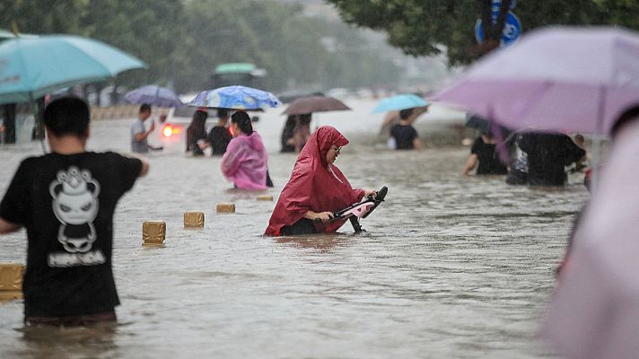 Telediario 1 - Doce personas mueren en el metro de Zhengzhou por las inundaciones en China