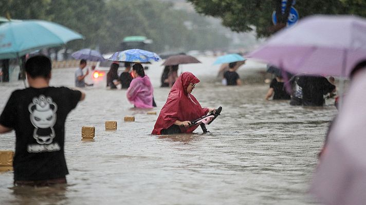 Doce personas mueren en el metro de Zhengzhou por las inundaciones en China