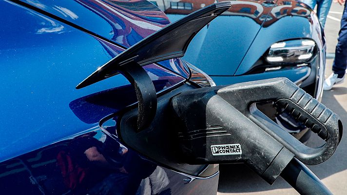 Telediario 1 - La falta de puntos de carga en la vía pública frena al coche eléctrico en España