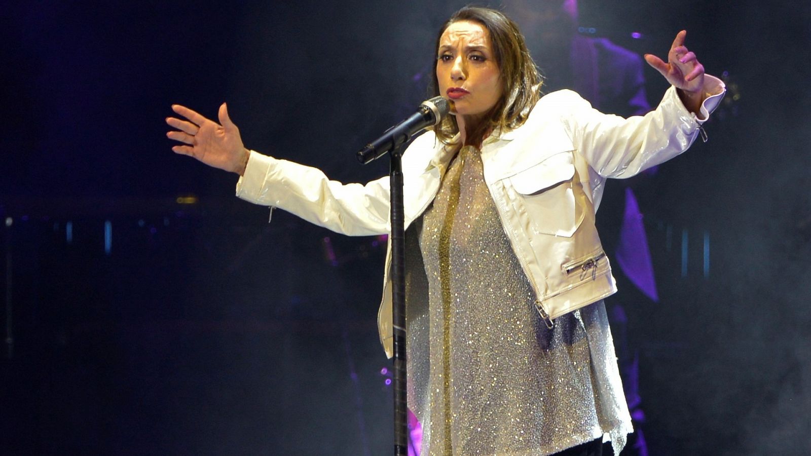 La gallega Luz Casal ofrece su único concierto del año en la Plaza del Obradoiro