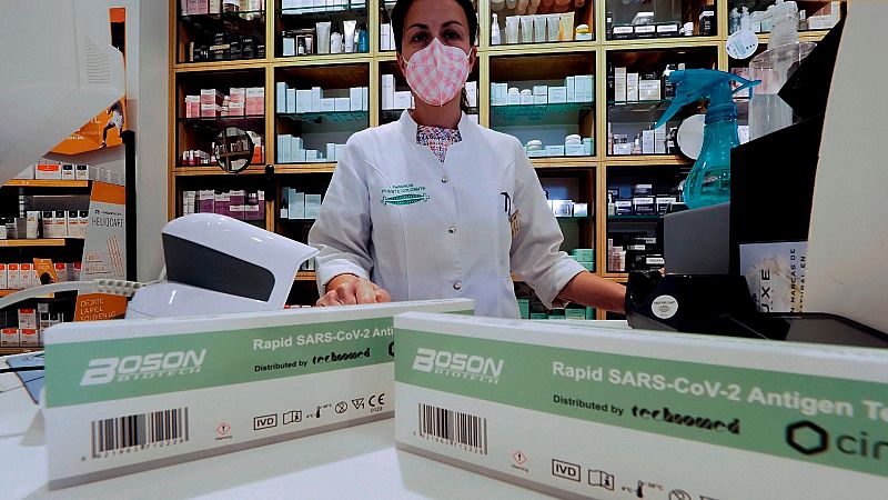 Agotados los test de autodiagnóstico sin receta en muchas farmacias el primer día de salir a la venta