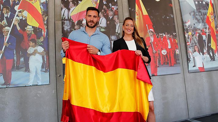 Saúl Craviotto y Mireia Belmonte, antes de portar la bandera