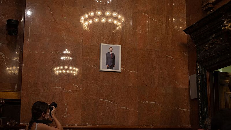 El retrato del rey vuelve al salón de plenos del Ayuntamiento de Barcelona