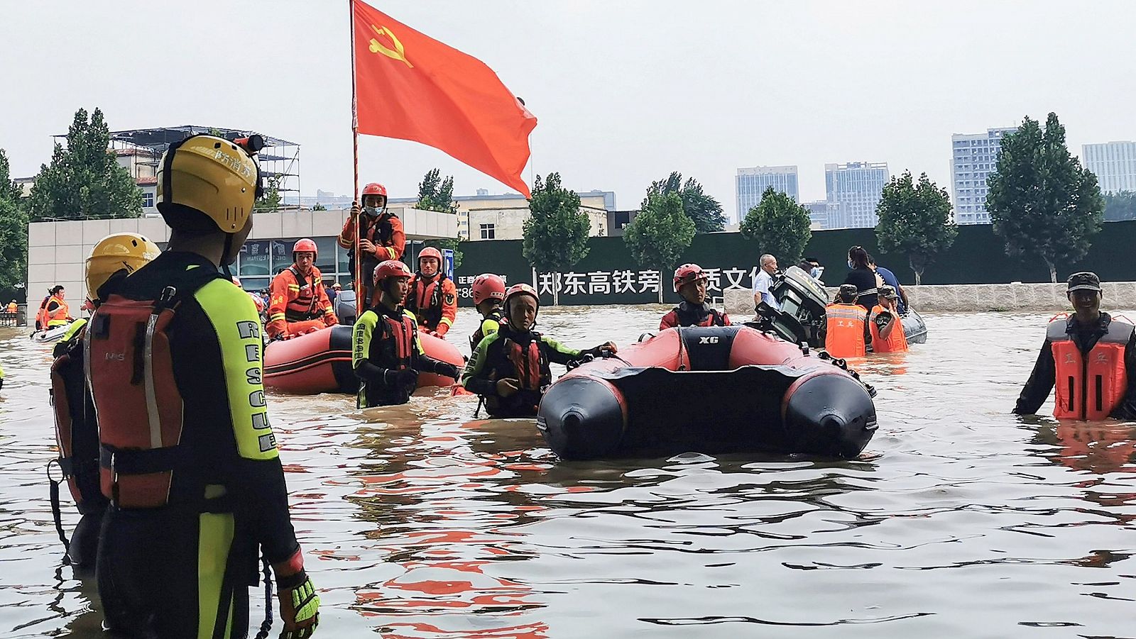 China denunciaron amenazas de muerte por la cobertura de inundaciones Las inundaciones en China dejan 51 muertos por el momento
