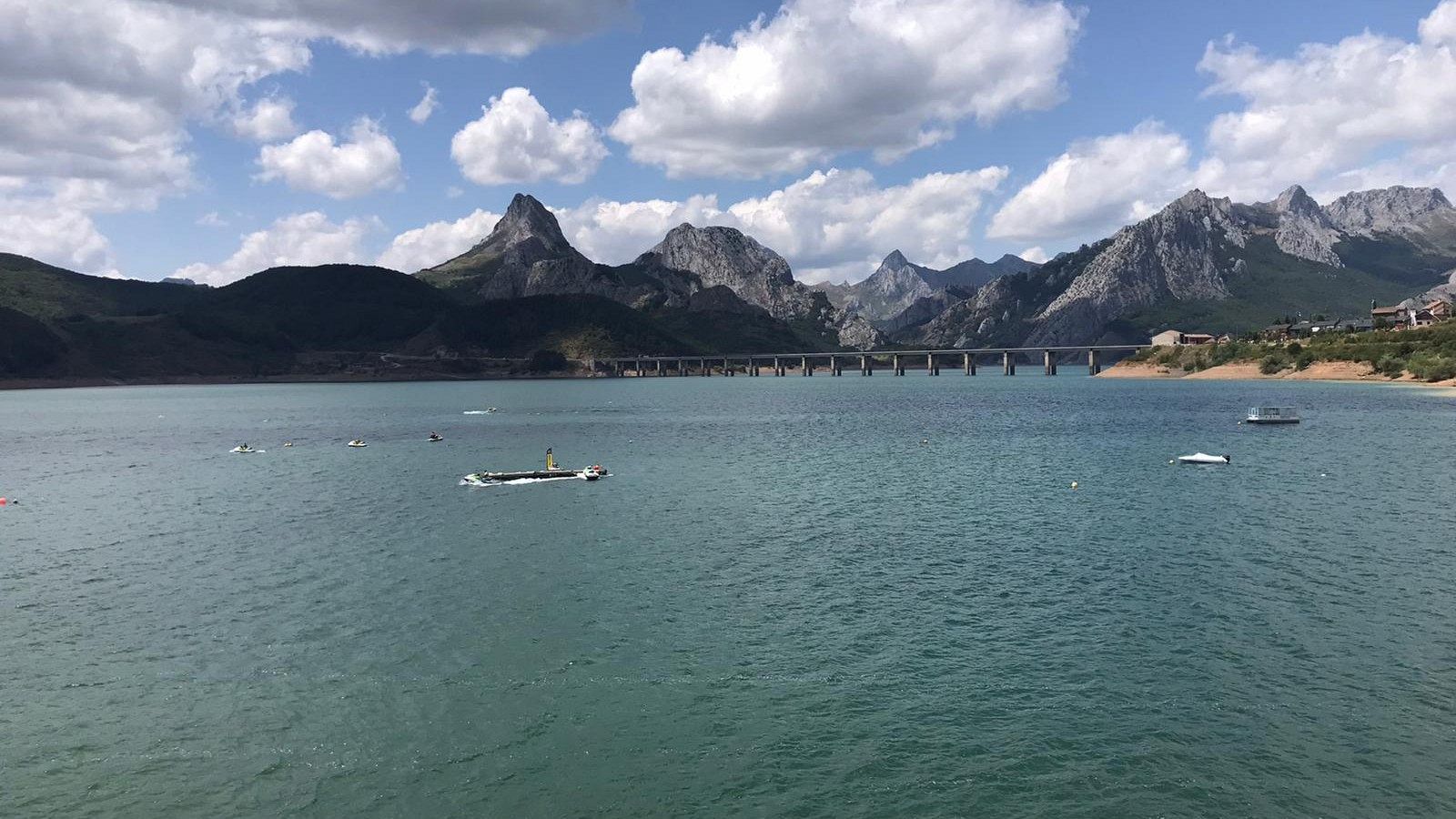 Surcar el embalse de Riaño en moto de agua