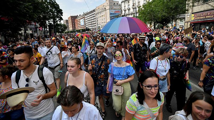 Marcha del Orgullo en Budapest con pancartas y lemas contra el Gobierno de Orbán