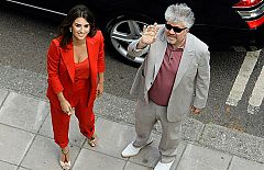 Pedro Almodóvar y Penélope Cruz pasean por EE.UU. 'Los abrazos rotos'