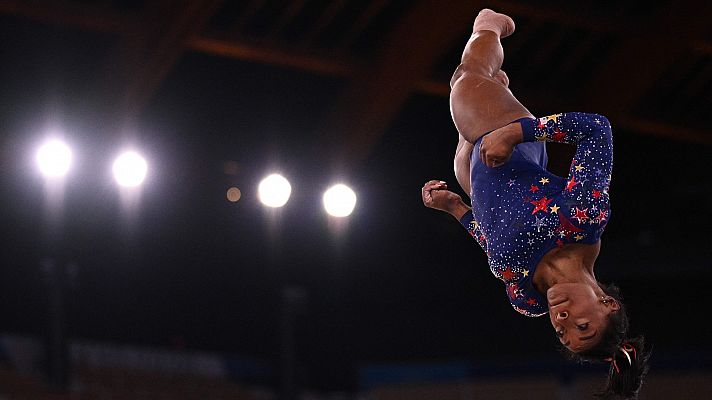 Gimnasia artística Tokyo 2020 - Simone Biles se sale del tapiz en el ejercicio de suelo
