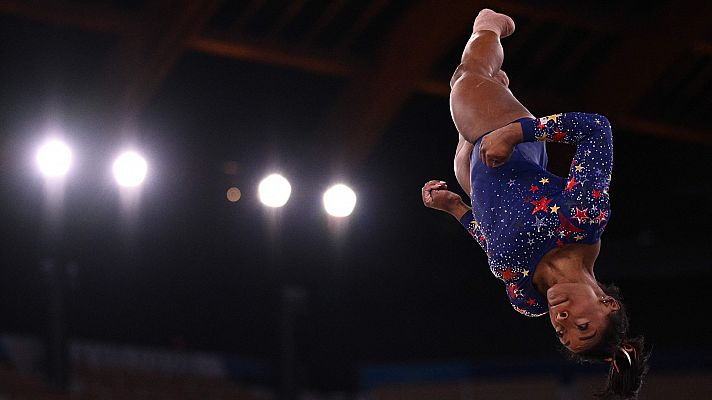 Simone Biles se sale del tapiz en el ejercicio de suelo