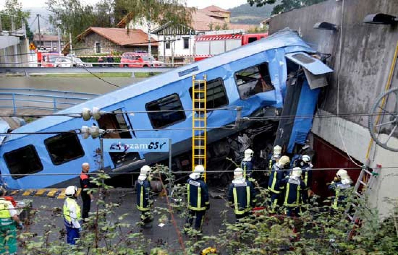 Un tren descarrila en la estación vizcaína de Lezama | Ver