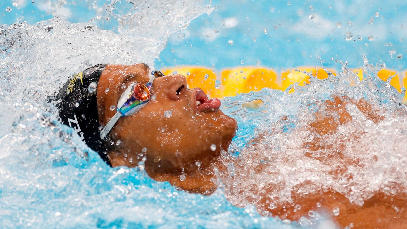 Hugo González se clasifica para las semis de 100m espalda en natación - Ver ahora