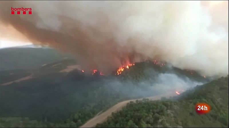 "Situació crítica" en l'incendi de la Conca de Barberà i l'Anoia, que segueix actiu