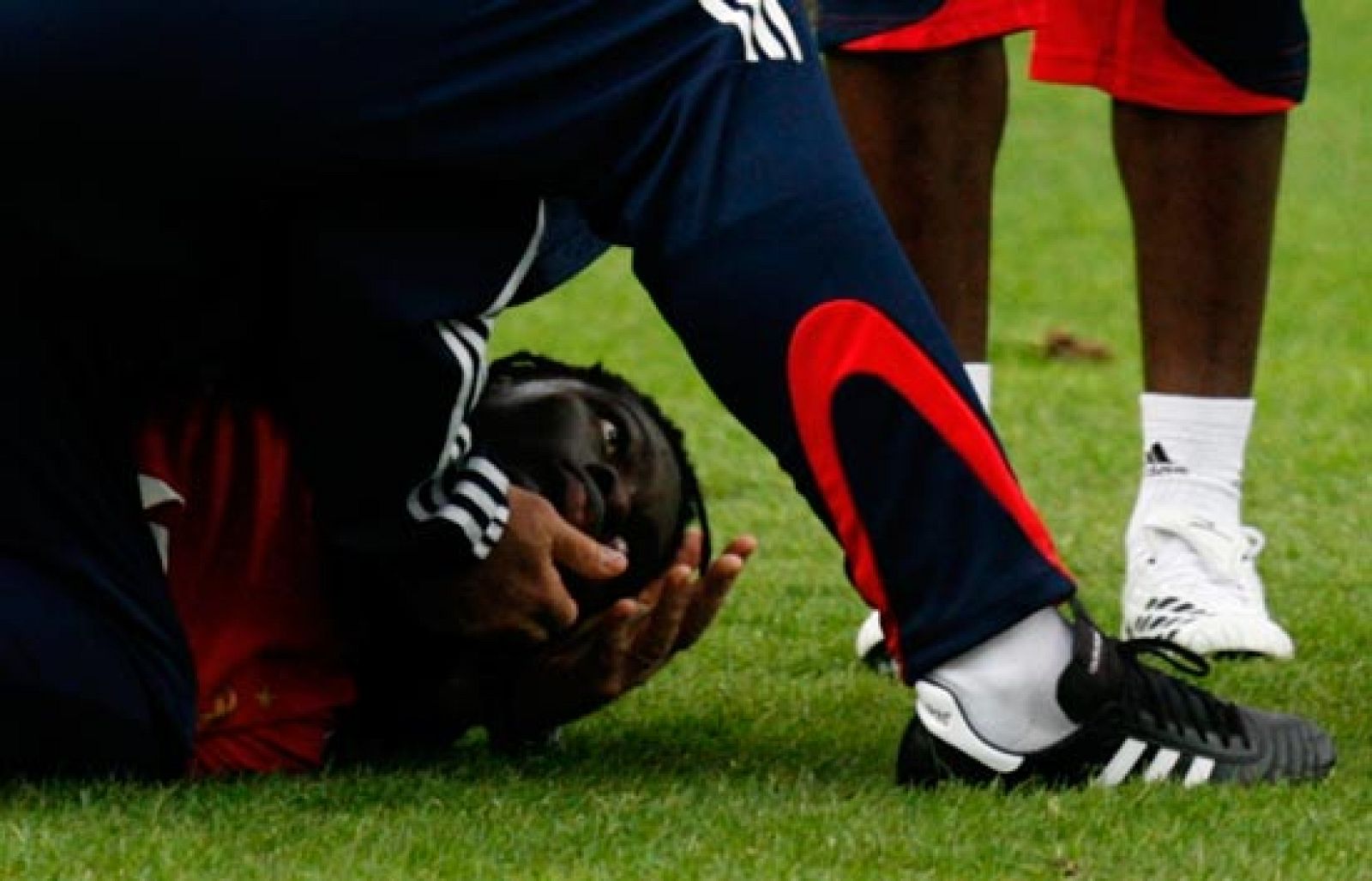 El delantero del Olympique de Lyon Gomis provocó momentos de tensión al desmayarse en el entrenamiento de la selección francesa. 