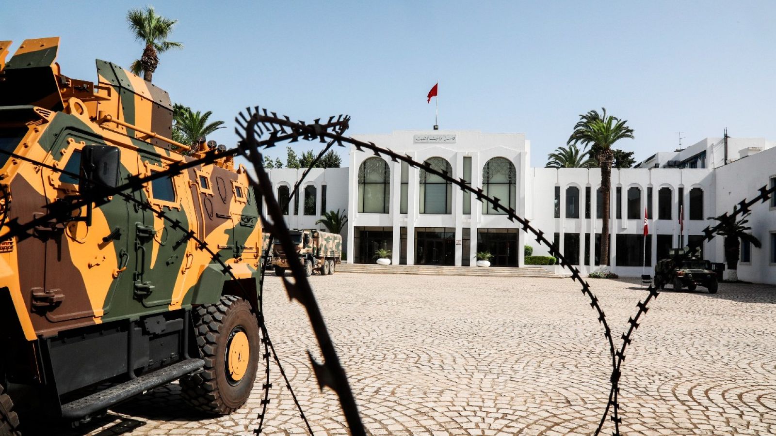 Inestabilidad y acusaciones de golpe de estado en Túnez tras el cese del primer ministro - Informativo 24h | Ver