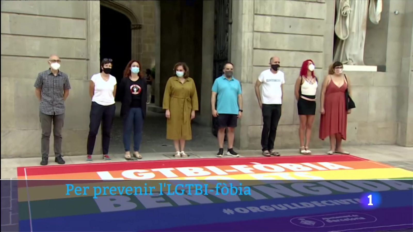 Catifa amb l'eslògan "la lgtbifòbia no es benvnguda" a la porta de l'ajuntament de Barcelona, en rebuig a les agressions patides per aquest col·lectiu