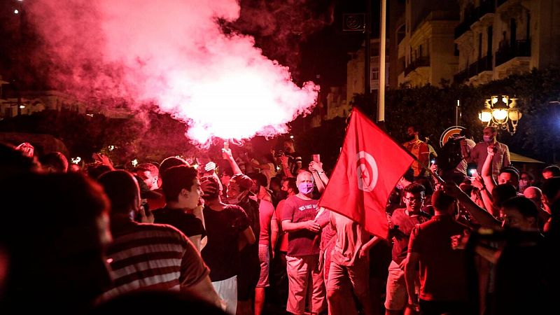 Enfrentamientos en Túnez tras acusaciones de golpe de estado y el cese del primer ministro