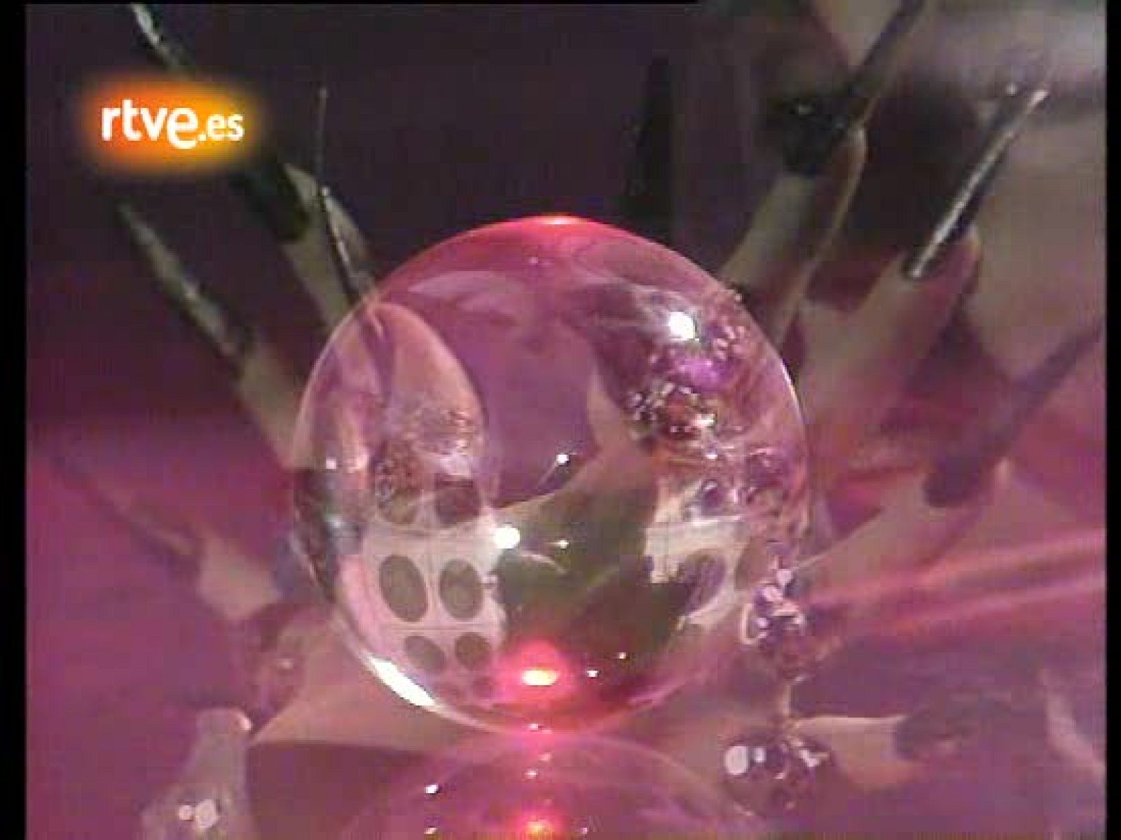 Alaska interpreta 'Abracadabra' en 'La Bola de Cristal'. | Ver