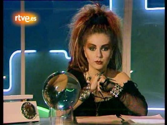 Personajes en el Archivo de RTVE - Tierno Galván habla de cuentos en 'La Bola de Cristal'