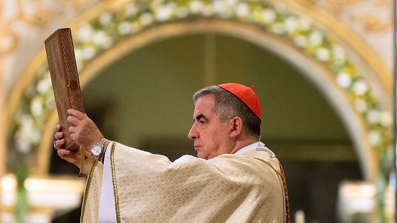 Juicio histórico en el Vaticano: el cardenal Becciu se sienta por primera vez en el banquillo por especular con dinero donado