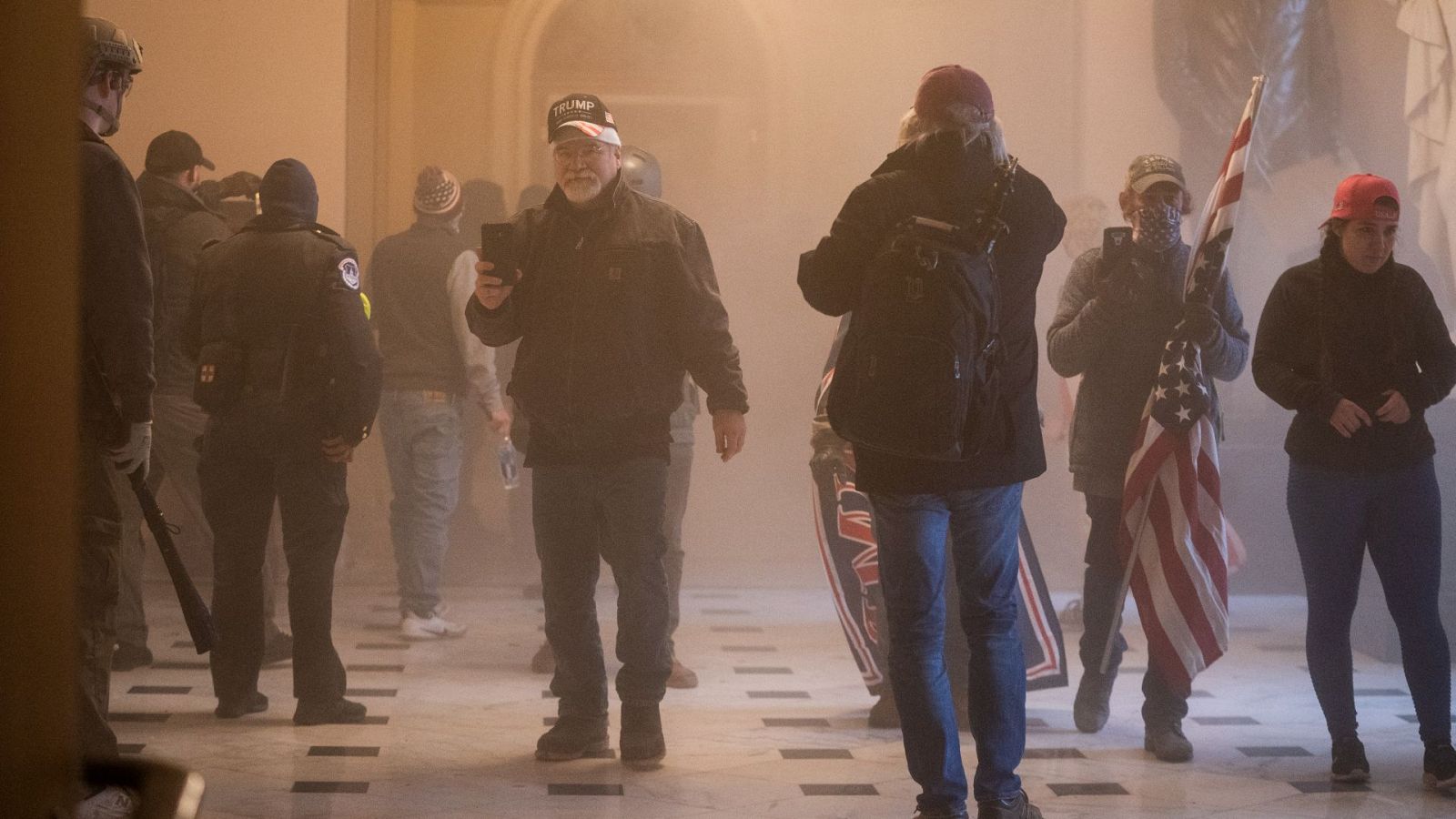 Los policías en la investigación sobre el asalto al Capitolio: "Fui y regresé del infierno"