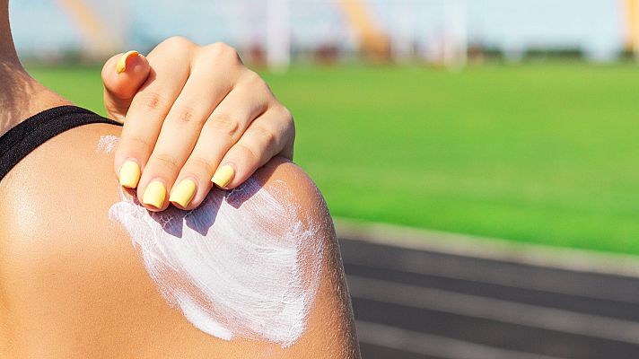 Sanidad pide la retirada del mercado de 14 cremas solares 