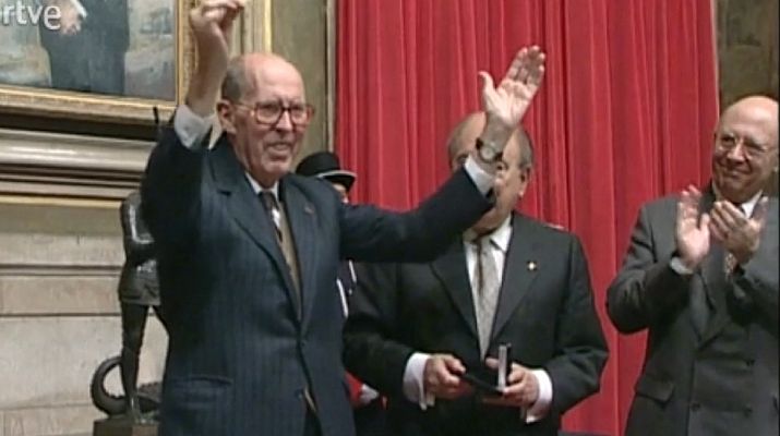 Joan Triadú rep la Medalla d'Or de la Generalitat