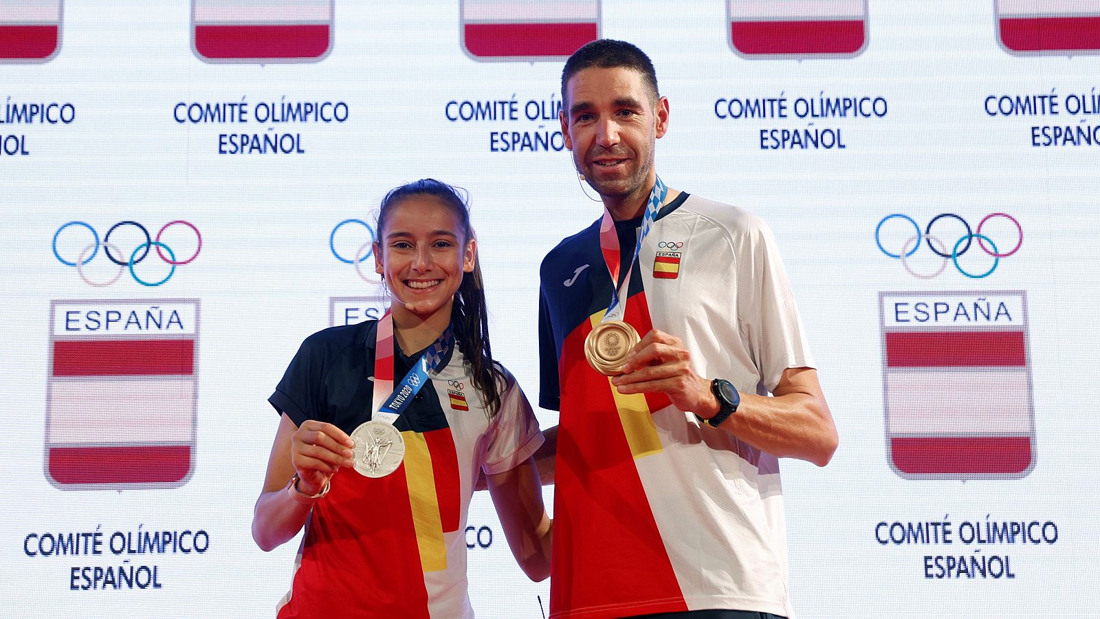 Adriana Cerezo y David Valero, recibidos con honores a su llegada a España