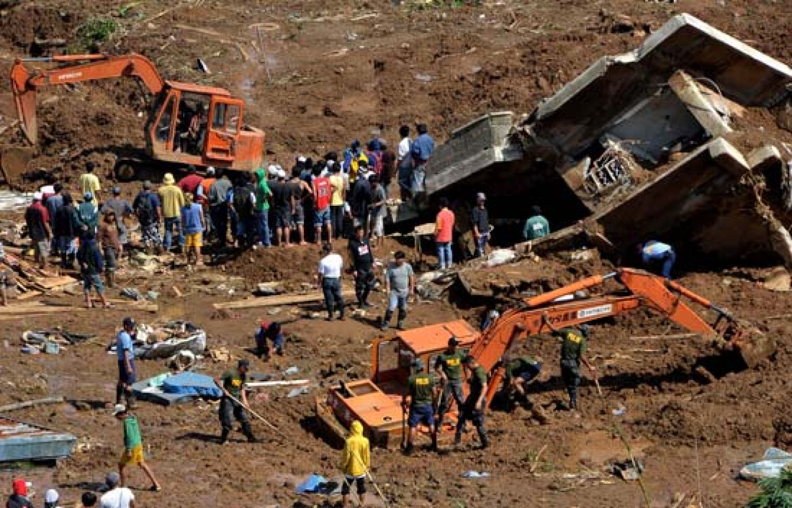 Reanudan el rescate de víctimas del tifón en Filipinas | Ver