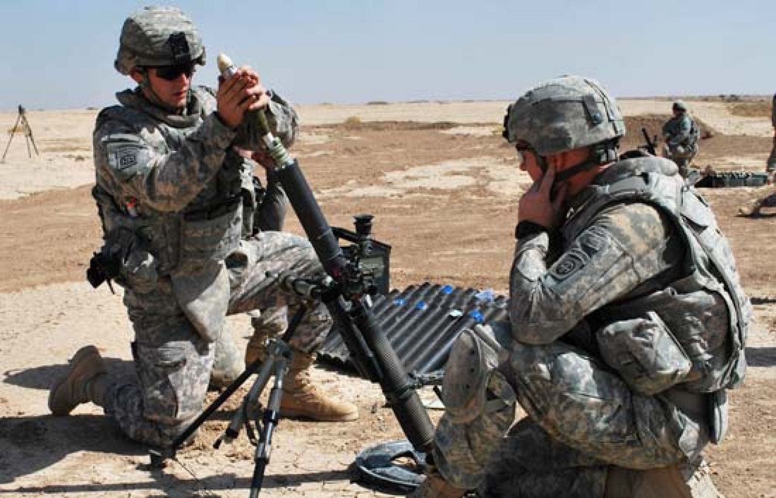 Estados Unidos mantiene en Iraq 125.000 soldados a la espera de su retirada definitiva prevista para diciembre de 2011. Un equipo de TVE  se ha 'empotrado' con las tropas norteamericanas, cuando se debate si no sería necesario que parte de estos efectivos se destinaran a Afganistán.  