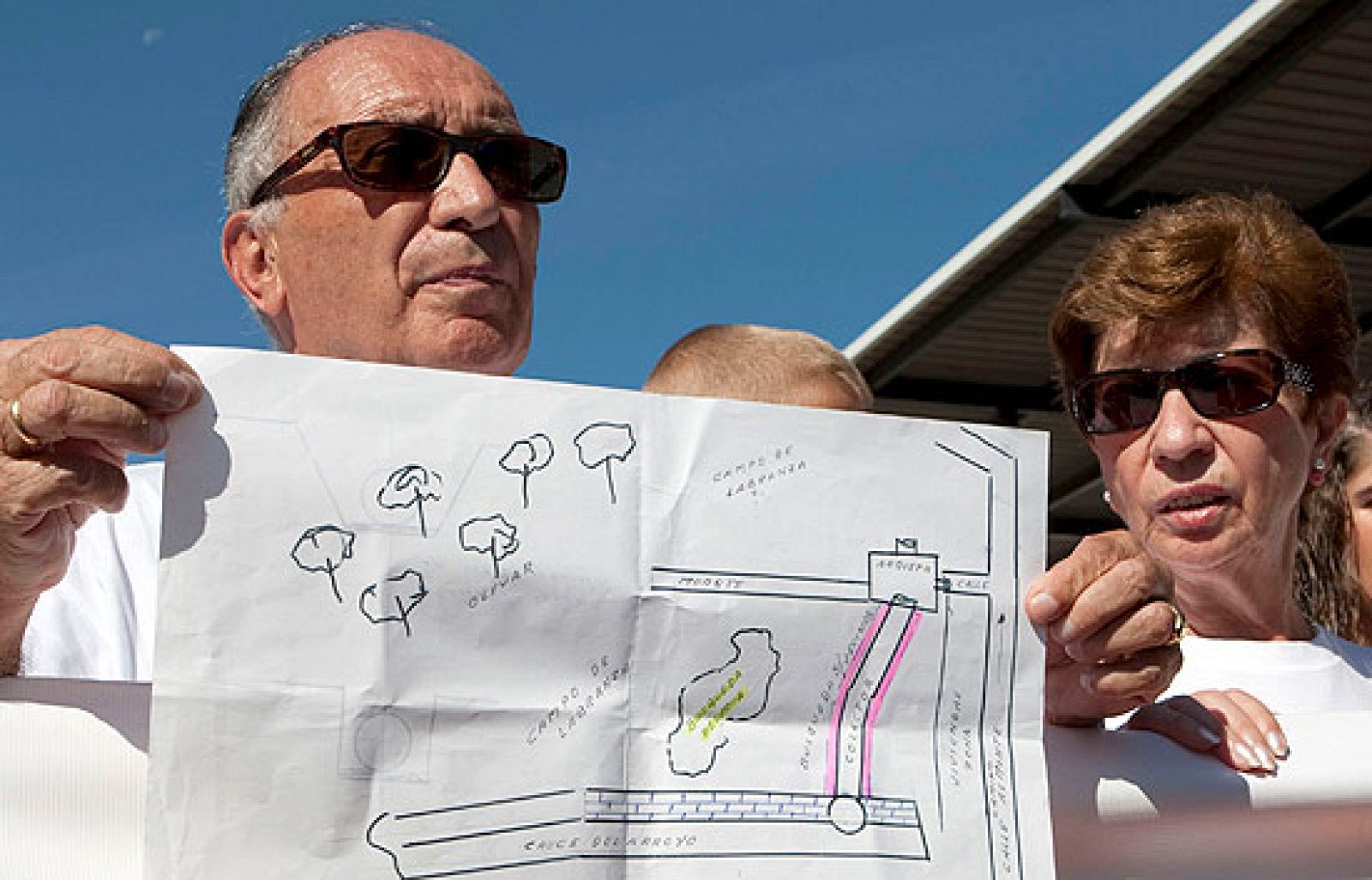 Familiares y amigos de Marta del Castillo se han manifestado para pedir que continúe la búsqueda.