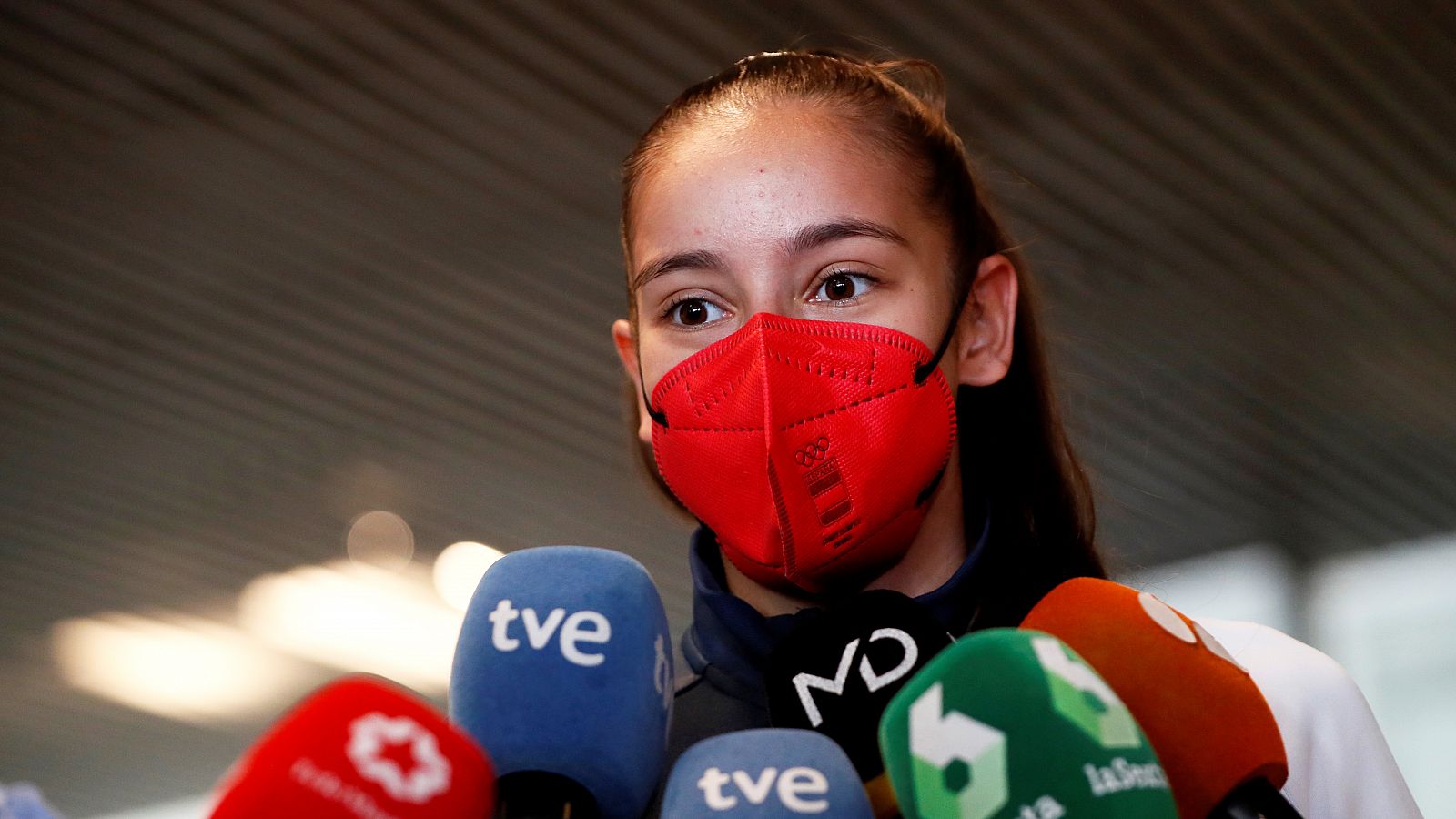 Adriana Cerezo visita la Warner nada más llegar a España con su plata olímpica: "Lo prometí y he cumplido"