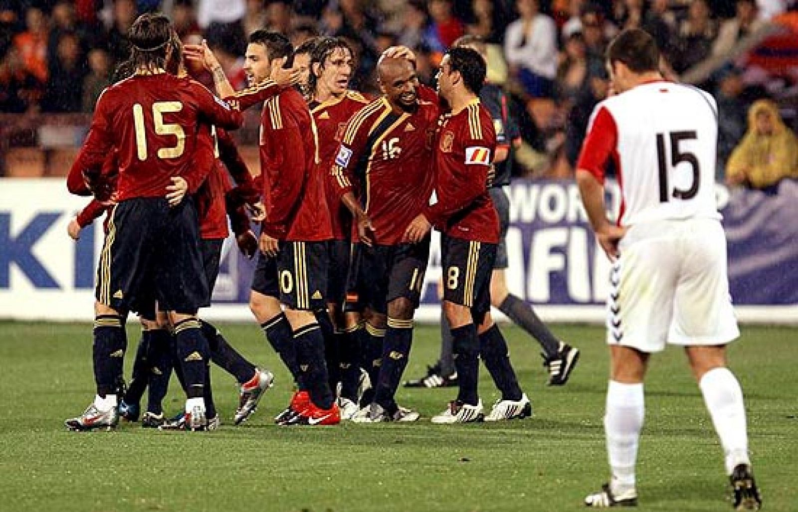 Nueve de nueve y misión cumplida. España sigue sumando victorias en la fase de clasificación para el Mundial, esta vez ante Armenia (1-2), bajo la lluvia, el frío y deshaciendo un empate "involuntario", con goles de Cesc y Mata.