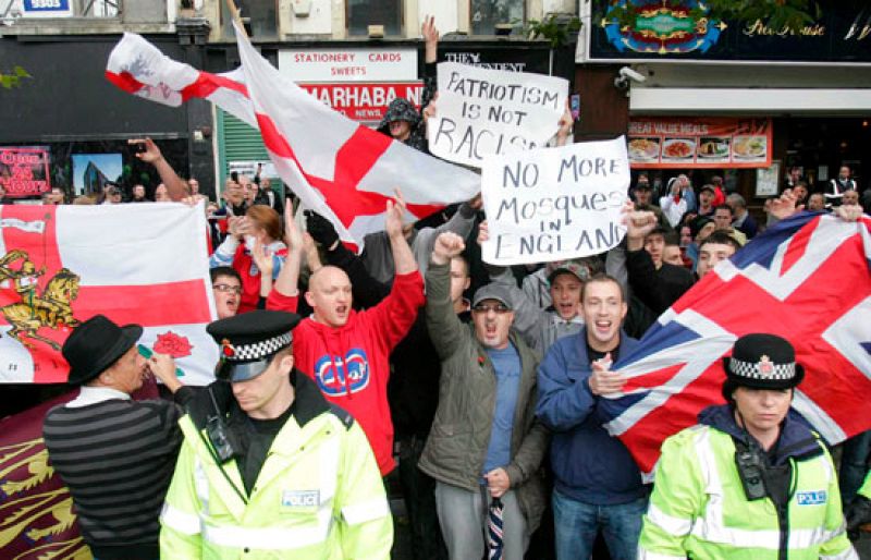 Una pelea entre manifestaciones opuestas en Manchester termina con 48 detenidos